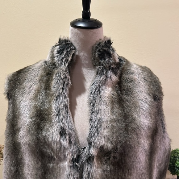 Very soft Faux fur vest. Black/white/grey multi. Size S - Picture 2 of 4